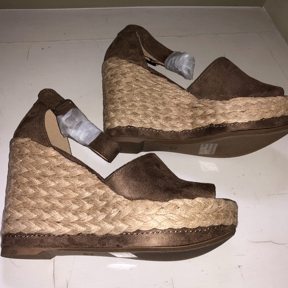 faux-suede taupe heel with a 4.5" braided wedge - Picture 4 of 5